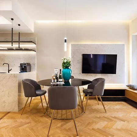 Spanish Steps Modern Gem * ローマ